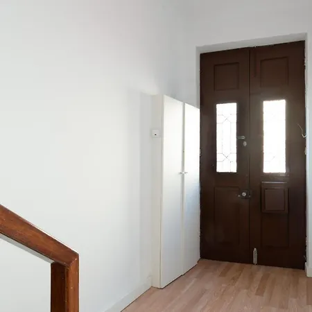 Calm Sunny House With Terrace 아파트