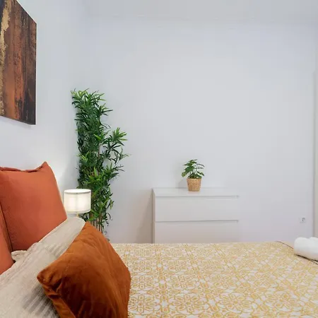 Calm Sunny House With Terrace 아파트