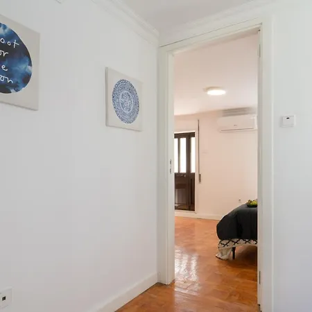 Calm Sunny House With Terrace 아파트