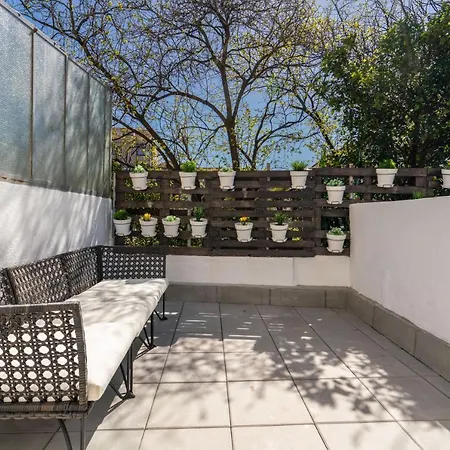 Апартаменты Calm Sunny House With Terrace Порту